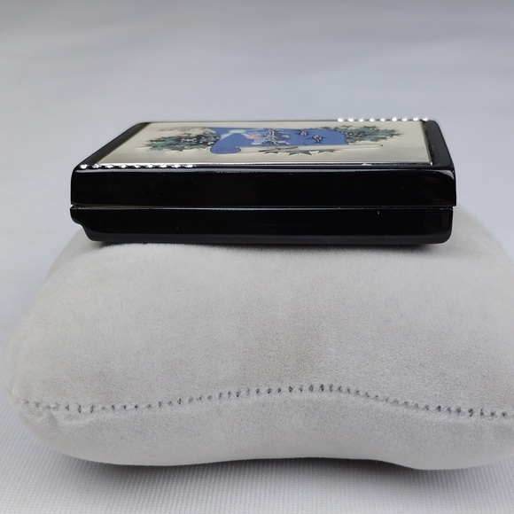 Estee Lauder Translucent Pressed Powder - Black and Silver Compact - Picture 3 of 16